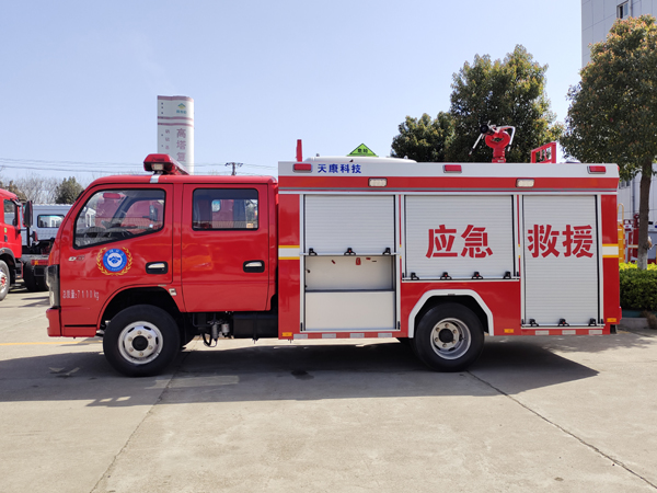 【国六】东风小多利卡2.5吨水罐消防车